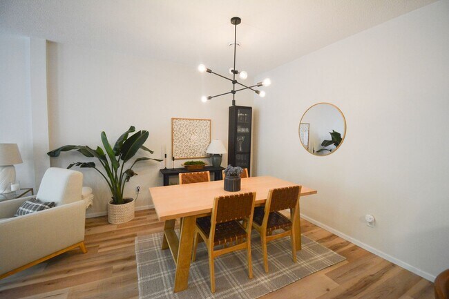Building Photo - Stunningly Update 2 bed 1.5 bath Townhome ...