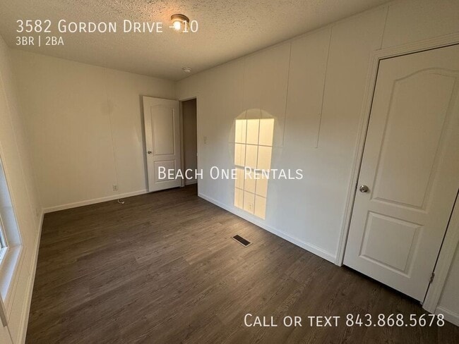 Building Photo - 3582 Gordon Dr