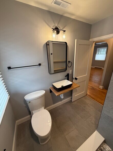 Building Photo - 5513 Ashbourne Rd