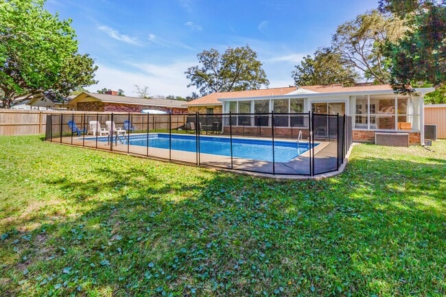 Building Photo - Bluewater Bay POOL Home!