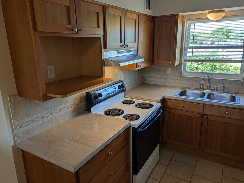 Building Photo - 2909 Abigail Dr