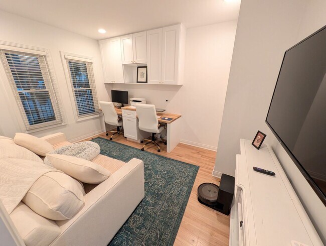 Building Photo - Stunning rehabbed 3-Bedroom Townhome in Fulton Market / West Loop