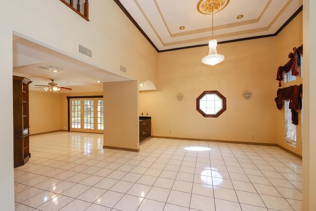 Building Photo - 503 W Avon Ct