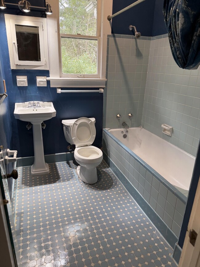 Building Photo - 531 NE 2nd St