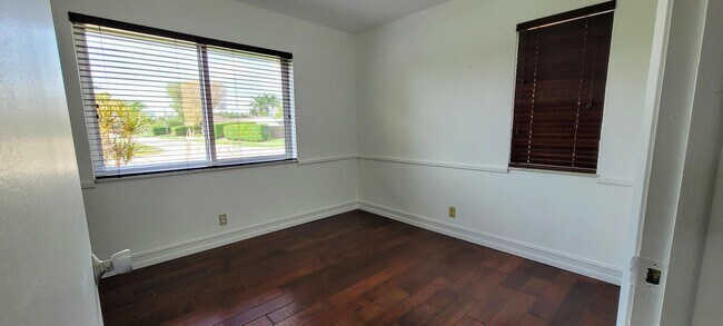 Building Photo - 949 W Royal Palm Rd