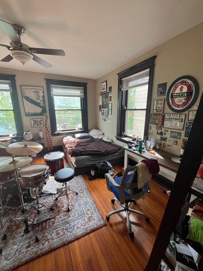 Building Photo - 2215 Victor St