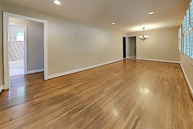 Building Photo - 534 Whispering Hills Dr