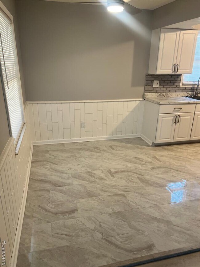 Building Photo - 18558 Woodland St