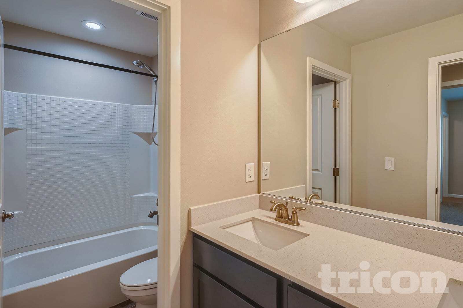 Building Photo - 884 Sigrist Dr E