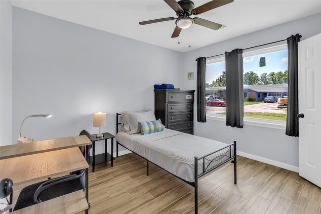 Building Photo - 5815 Schevers St