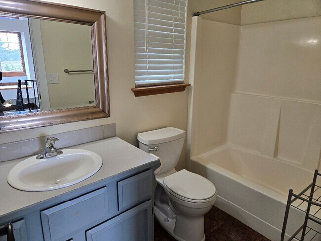 Building Photo - 3 Bedroom Home in Island Lake Community
