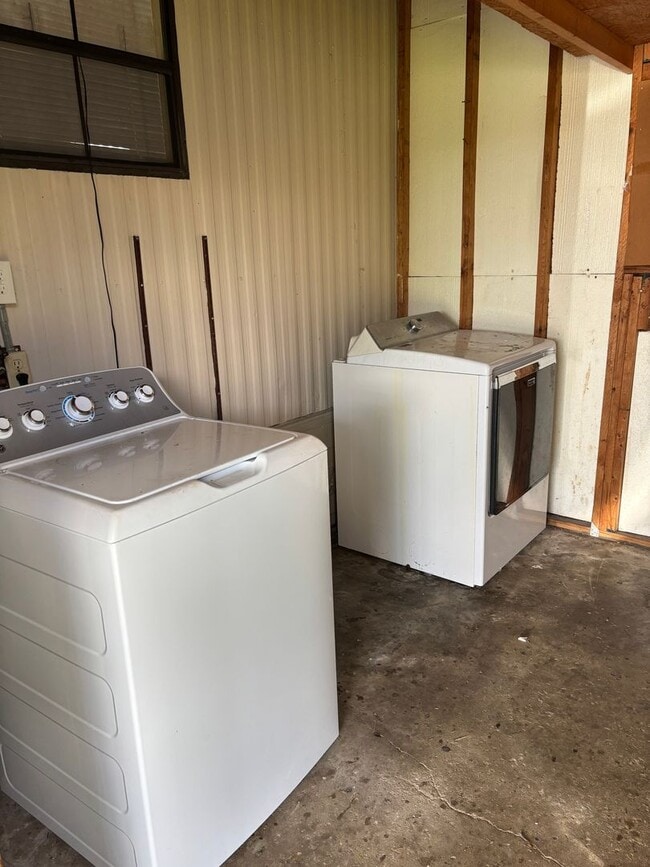 Building Photo - Two bedroom 2 bath mobile