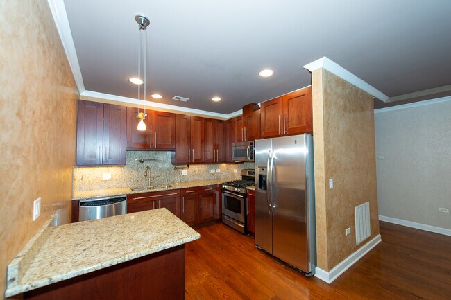 Building Photo - 2612 W Diversey Ave
