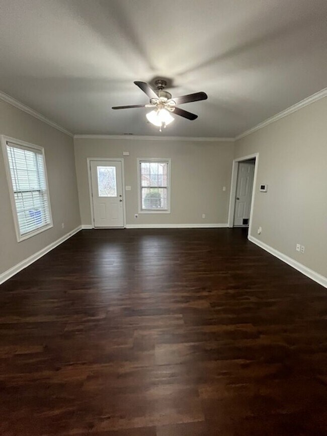 Building Photo - 4-bedroom, 2.5-bathroom home located in the heart of Lexington, KY