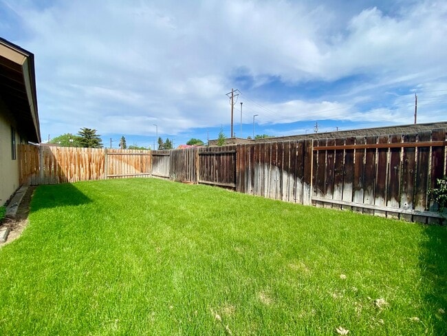 Building Photo - 3219-3219 Vincenta Dr