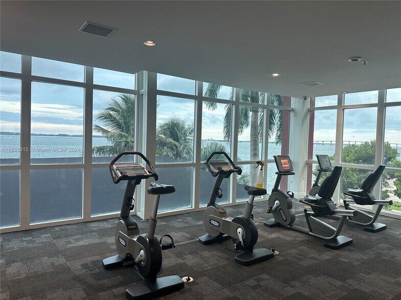 Building Photo - 1155 Brickell Bay Dr