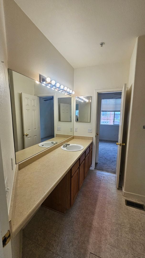 Building Photo - Bright and Open Condo