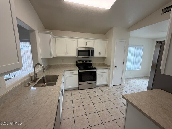 Building Photo - 12710 W Ash St