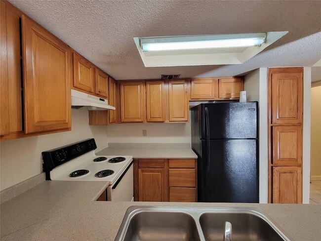 Building Photo - 1324 Bluffview Dr