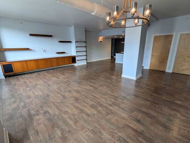 Building Photo - Spacious 1 Bedroom 1.5 Bathroom Downtown Condo