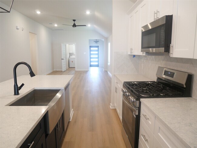 Building Photo - 6435 Downey Ln