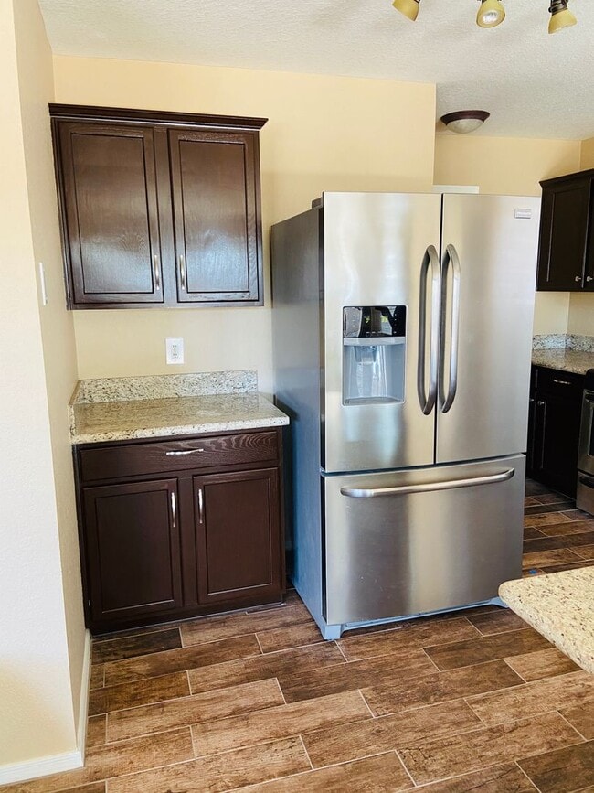 Building Photo - 5 bedroom 3 bath Remolded home Ready to move in!