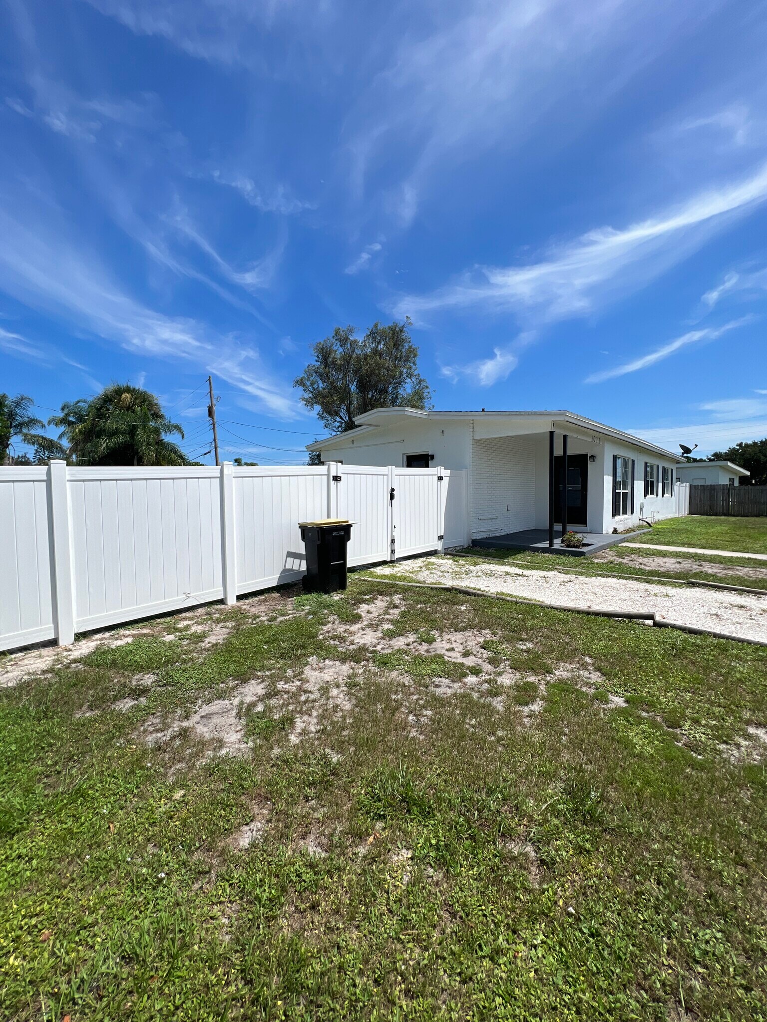 Building Photo - 1011 Bianca Dr NE