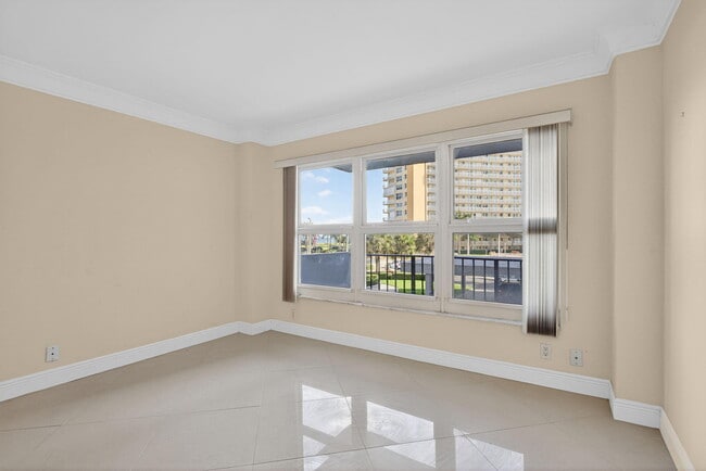 Building Photo - 405 N Ocean Blvd