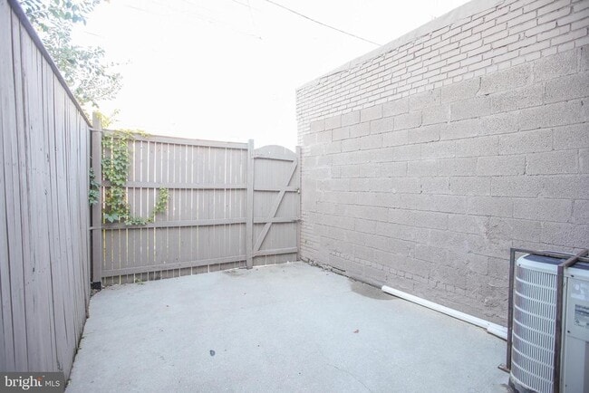 Building Photo - 530 N Montford Ave