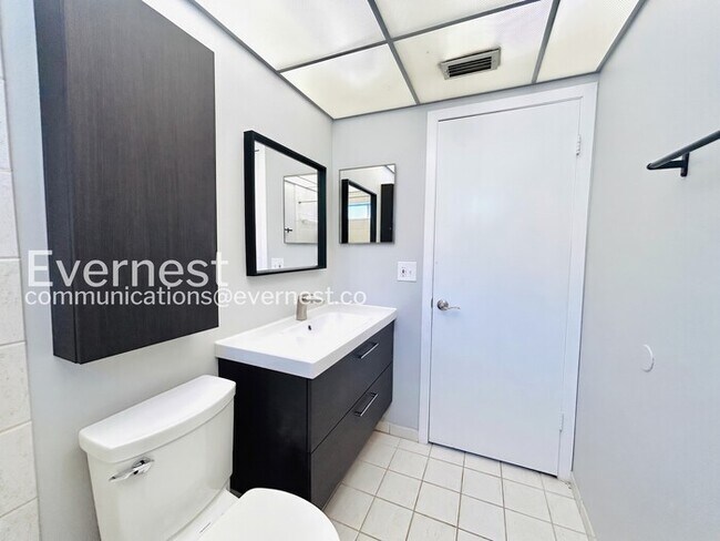 Building Photo - 7516 S Sanibel Cir