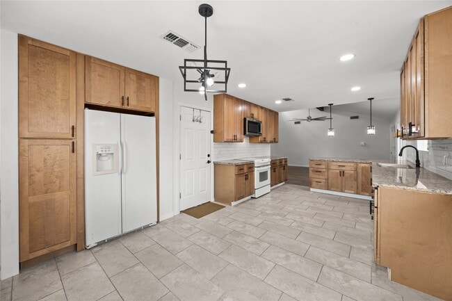 Building Photo - 431 Evergreen Dr
