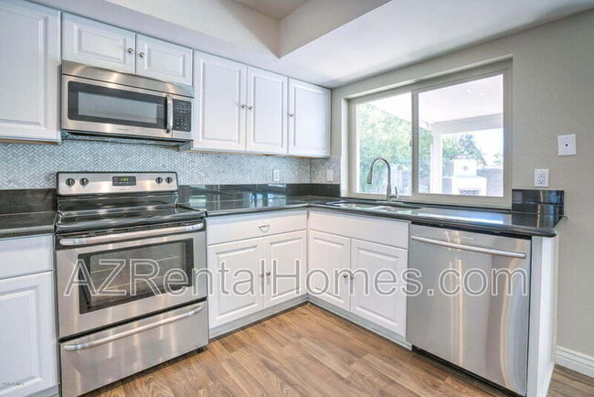 Building Photo - 1033 W Madero Ave