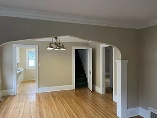 Building Photo - Pet friendly Charming 3 Bedroom Bungalow Aval 6/1/2026