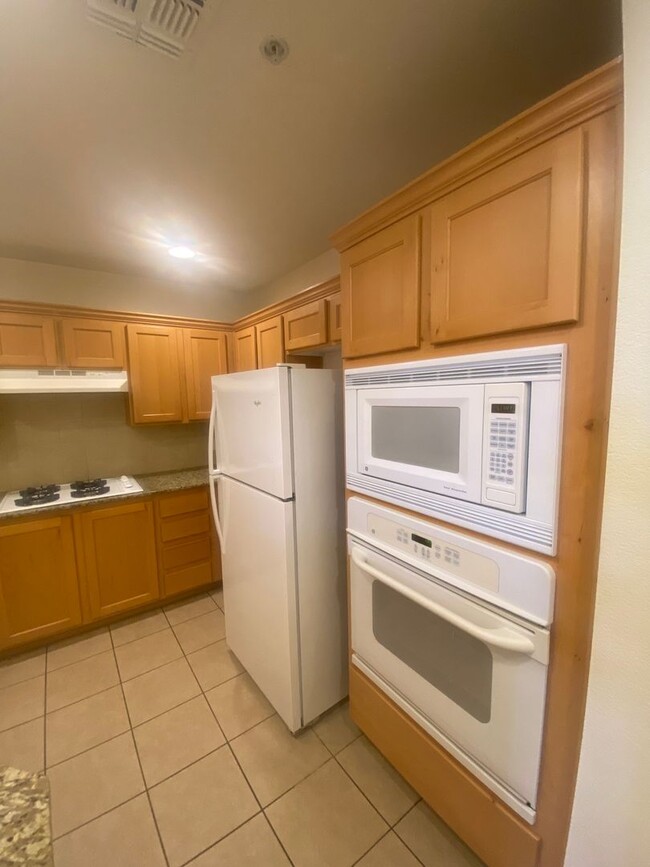 Building Photo - Stunning Top Floor View Condo at Park Avenue!