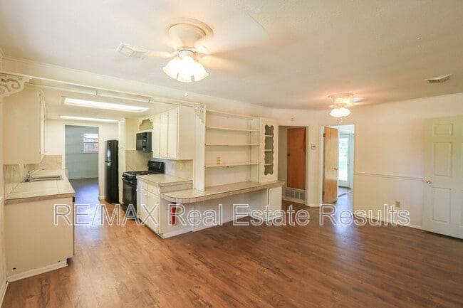 Building Photo - 1402 Lawrence Ave