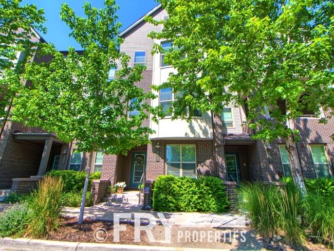Building Photo - Multi-Level Townhome in the Heart of Belmar