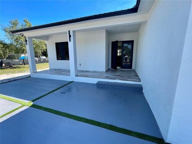 Building Photo - 435 N Quebrada St