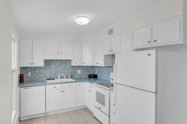 Building Photo - 2nd MONTH RENTS FREE WEHN YOU SIGN A 2 YEAR LEASE......Stylish 3BR / 2.5BA Condo in Wedgewood Townes