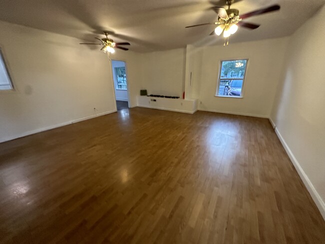 Building Photo - 735 E Henderson Dr