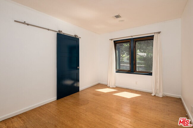 Building Photo - 1743 Robson Ave