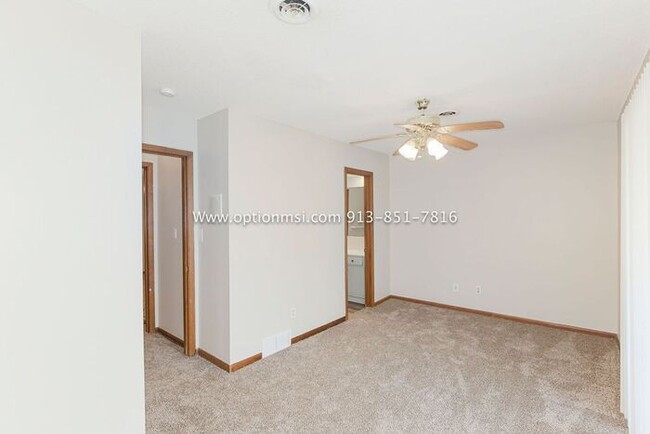 Building Photo - Towers 120- Spacious towhnhome!