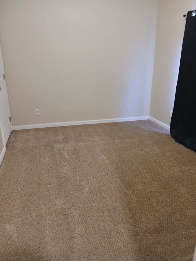 Building Photo - 705 S Poplar St