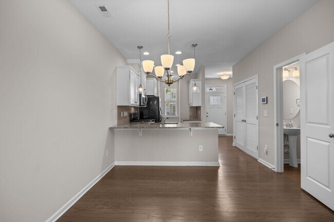 Building Photo - Gorgeous and Spacious 3 Bedroom Townhome, ...