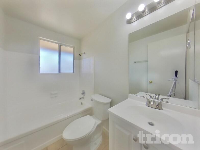 Building Photo - 3830 W Royal Palm Rd