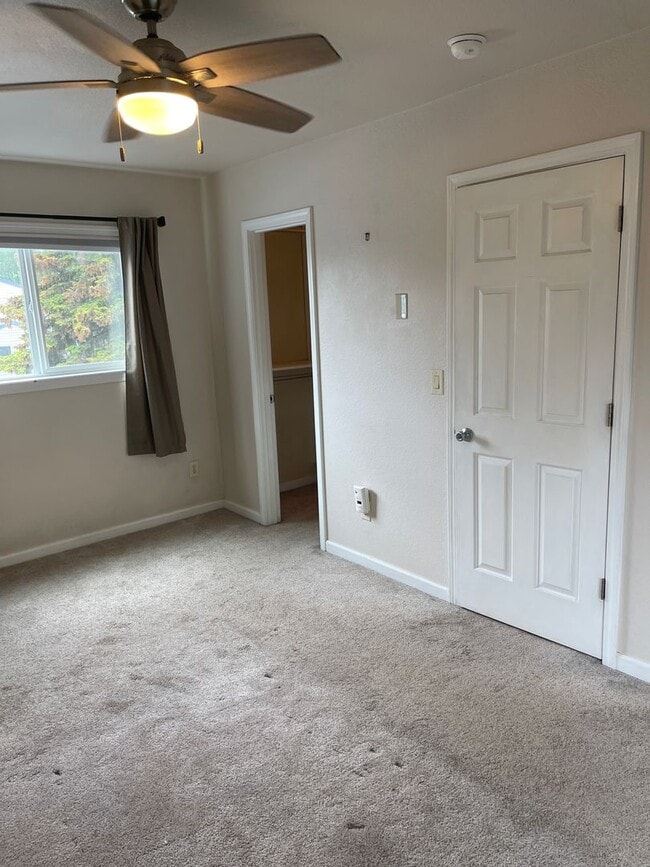 Building Photo - Jewel Lake 3 Bed/2 Bath with Fenced Yard