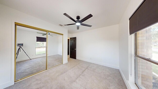 Building Photo - 318 Renee Dr