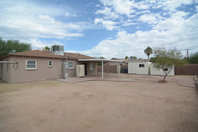 Building Photo - Remodeled 3 Bedroom 1 Bath House! Central ...