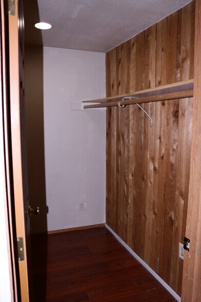 Building Photo - 15906 Elm St E