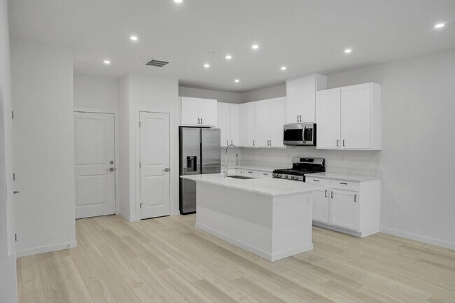 Building Photo - $2,350- 3 Bed 2.5 Bath Townhome in CO Springs with Central AC, and In Unit Laundry!