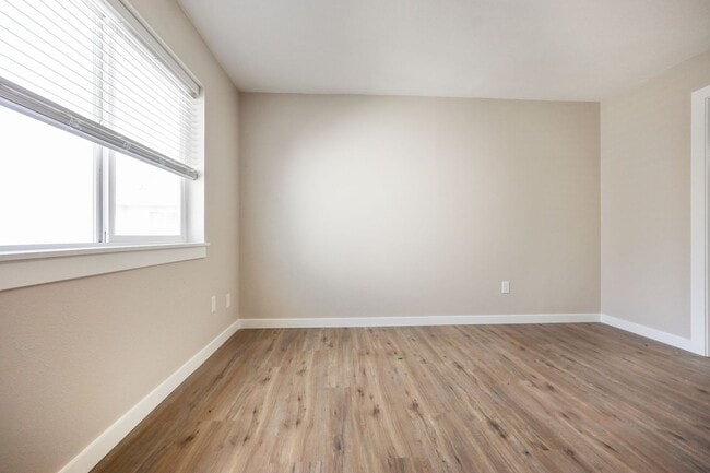 Building Photo - 2-Bedroom Duplex in SE Portland